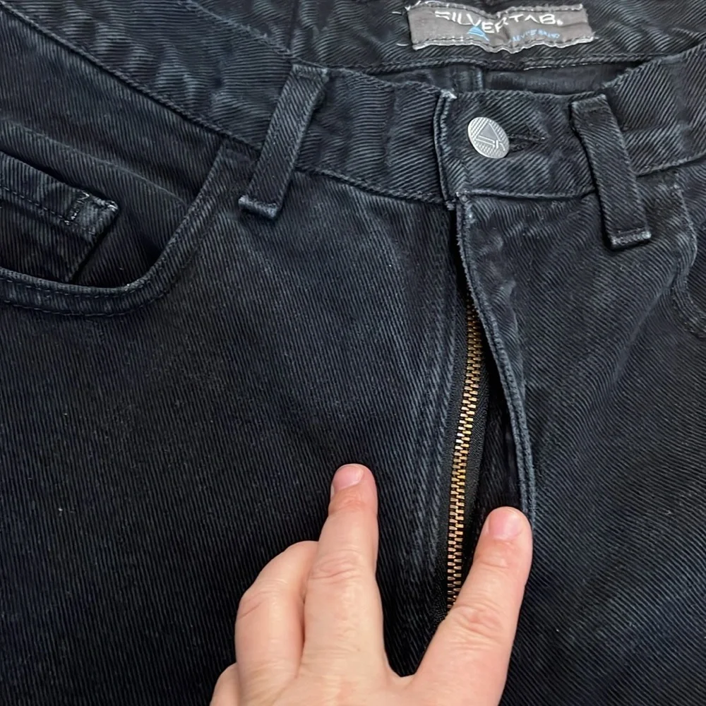 90’s VINTAGE SILVERTAB LEVIS  LOOSE FIT BLACK JEANS MADE IN USA WOMENS 28